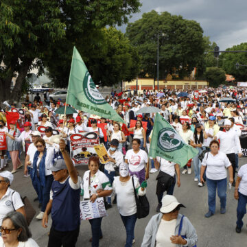 Trabajadores del IMSS en Puebla protestan contra el aumento del 6.8% y piden destituir a líderes sindicales
