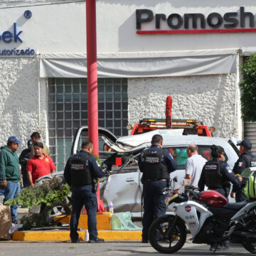 Mujer muere tras choque y volcadura en El Carmen