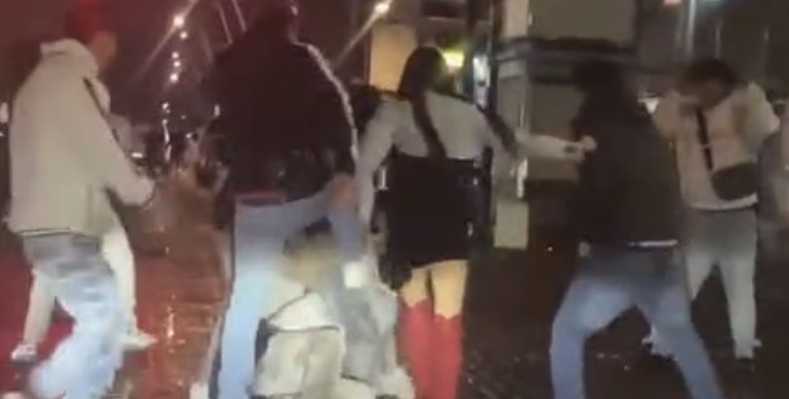 Riña afuera de bares de la avenida Juárez en Puebla deja a un joven inconsciente
