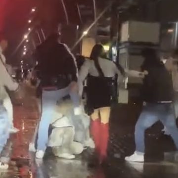 Riña afuera de bares de la avenida Juárez en Puebla deja a un joven inconsciente