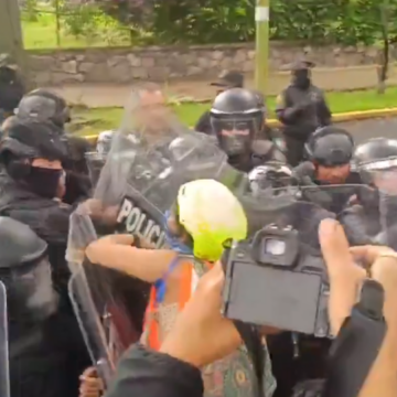 Marcha por agua limpia en Guadalajara termina en enfrentamiento con policías